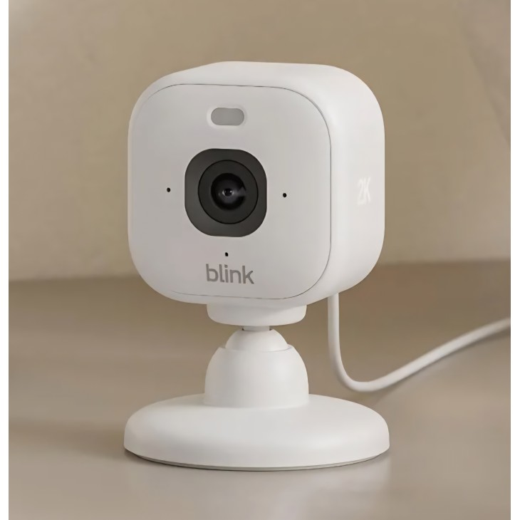 Csatlakoztatható megfigyelőkamera, Blink Mini 2K+, 2K felbontás, 4× zoom, színes éjjellátó projektorral, Alexa kompatibilis